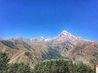 Проживание в семье Ekaterine Guest House Степанцминда Twin Room with Mountain View with Veranda-1