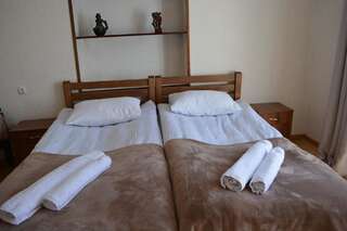 Проживание в семье Ekaterine Guest House Степанцминда Twin Room with Shared Bathroom and Mountain View with Veranda-9