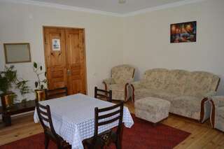 Проживание в семье Ekaterine Guest House Степанцминда Twin Room with Mountain View with Veranda-13
