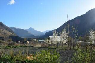 Проживание в семье Ekaterine Guest House Степанцминда Twin Room with Mountain View with Veranda-19