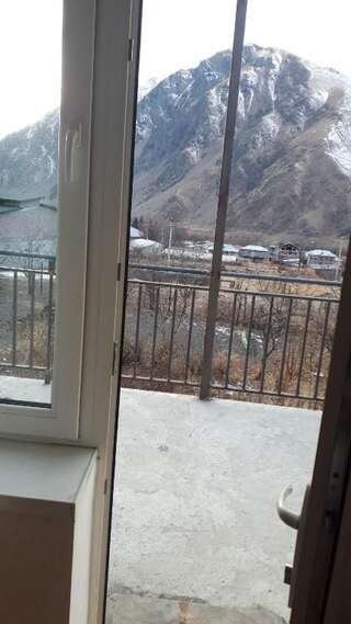 Проживание в семье Ekaterine Guest House Степанцминда Twin Room with Mountain View with Veranda-49