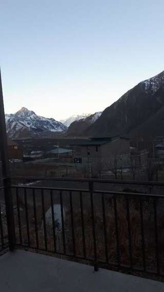 Проживание в семье Ekaterine Guest House Степанцминда Twin Room with Mountain View with Veranda-50